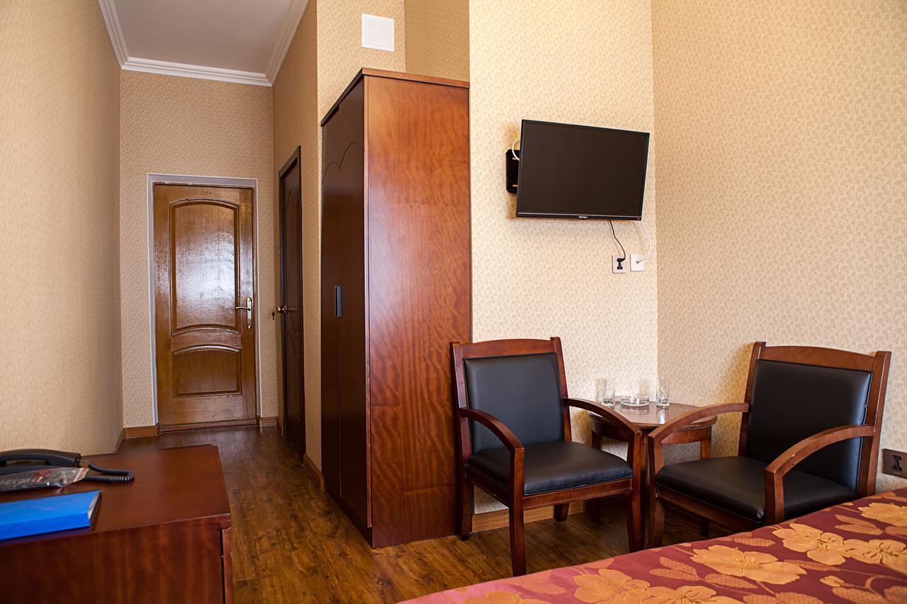 Hotel Topaz Astana Extérieur photo